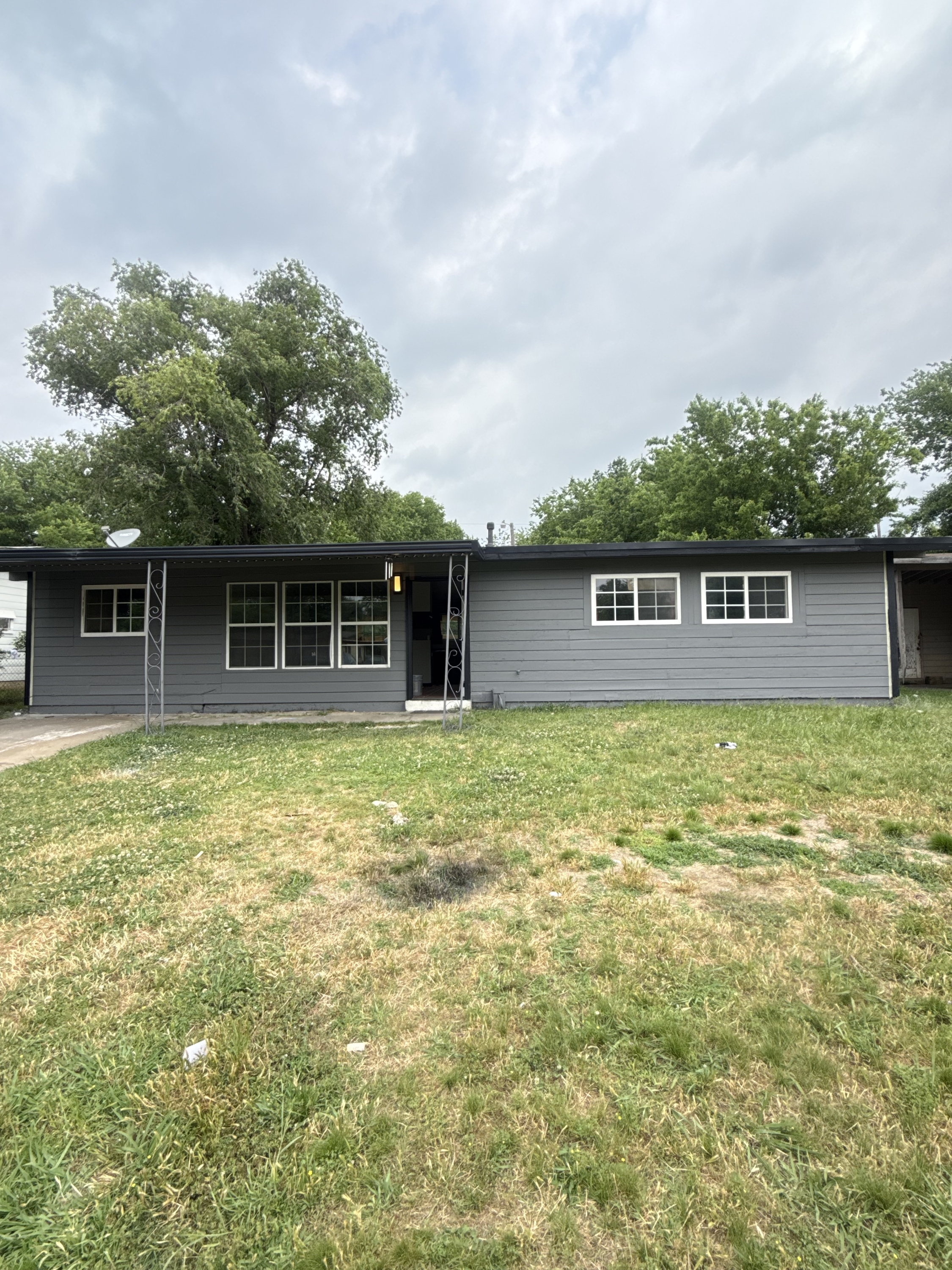 2857 East 44th Street North